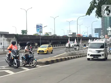 Pengendara sepeda motor melawan arus lalu lintas di sekitar flyover Tanjung Barat, Jakarta, Senin (17/2/2020). Ditutupnya jalur memutar balik di kawasan itu menyebabkan sebagian pengendara sepeda motor nekat melawan arus lalu lintas demi mempersingkat waktu tempuh. (Liputan6.com/Immanuel Antonius)