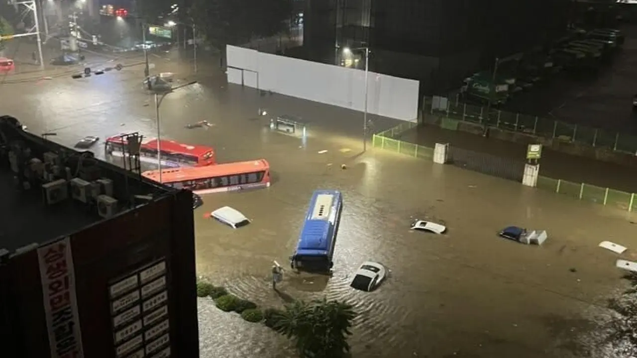 Bus terjebak banjir di luar Stasiun Seocho di Seoul. (Foto: Twitter/cafetero7878)