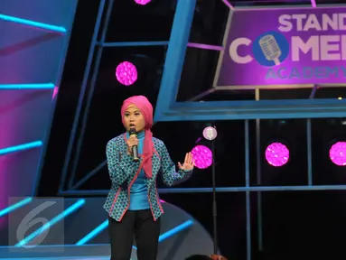 Salah satu peseta menunjukkan aksinya saat Standup Comedy Academy Indosiar, Jakarta, Senin (5/10/2015). Stand Up Comedy Academy Indosiar telah menemukan 24 comica yang akan bersaing mencari posisi pertama. (Liputan6.com/Faisal R Syam)