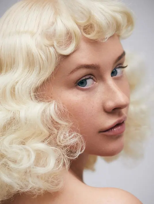 Majalah tersebut memotret wajahnya dengan closeup dan terlihat cantik tanpa celah. (ZOEY GROSSMAN/PAPER MAGAZINE)