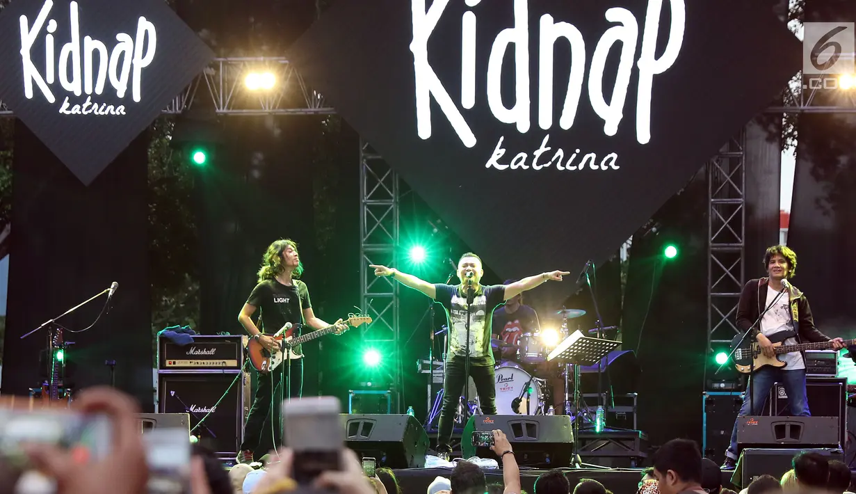 Vokalis grup band era 90 an Kidnap Katrina, Anang Hermansyah saat tampil pada gelaran The 90’s Festival di Gambir Expo Kemayoran, Jakarta, Sabtu (10/11). Sejumlah lagu dinyanyikan bersama pengunjung diantaranya, Biru. (Liputan6.com/Helmi Fithriansyah)