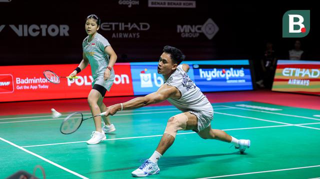 Pasangan ganda campuran Indonesia, Jafar Hidayatullah/Felisha Pasaribu berusaha mengembalikan kok ke arah wakil Korea Selatan, Kim Jae Hyeon/Jang Ha Jeong dalam babak 32 besar Indonesia Open 2026 di Istora Senayan, Jakarta, Rabu (03/06/2026). (Bola.com/Bagaskara Lazuardi)