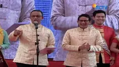 Anies-Sandi membuka Festival Pecinan 2018 di Glodok, Jawa Barat dan sempat memberikan angpao pada para seniman yang melakukan atraksi barongsai.