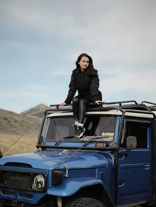 Michelle Ziudith liburan di Bromo kenakan latex pants, t-shirt, dan jaket bernuansa hitam [instagram/michelleziu]