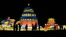 Pemandangan salah satu lentera tematik yang dipamerkan dalam festival The Great Lanterns of China di Pakruojis Manor, Lithuania, Rabu (25/12/2019). Festival ini berlangsung hingga 6 Januari 2019. (Petras MALUKAS/AFP)