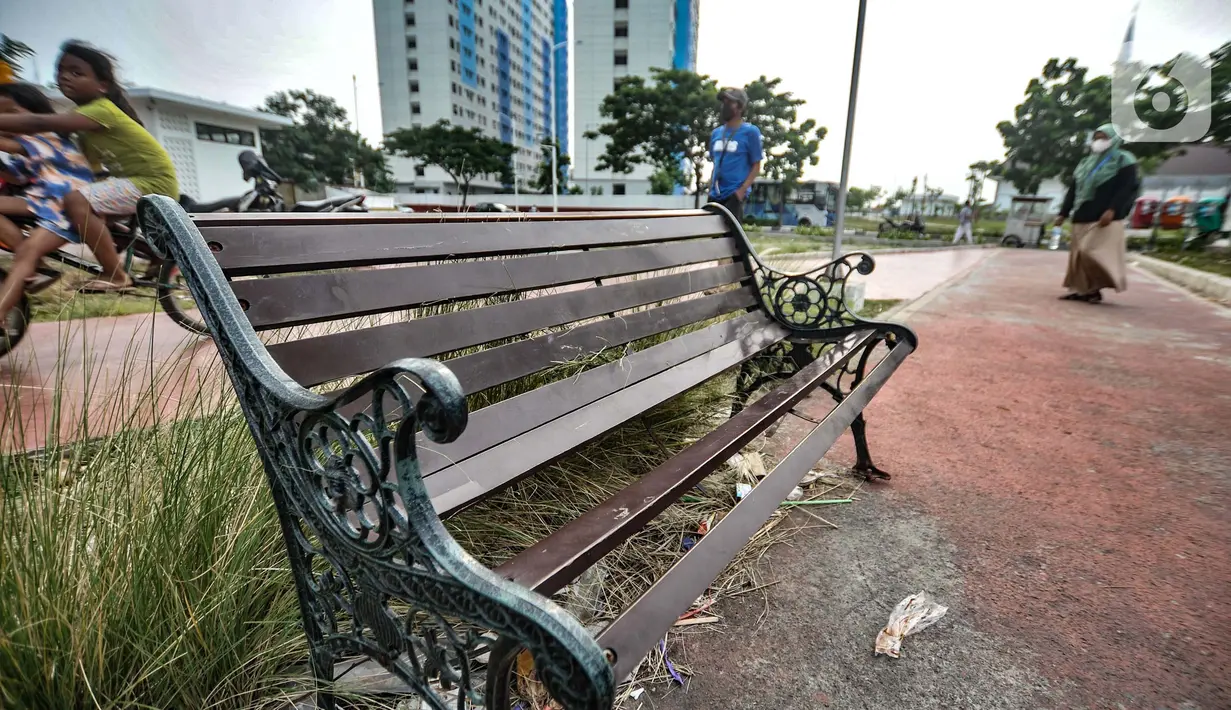 Kondisi bangku taman yang rusak di Waduk Mookervart, Duri Kosambi, Jakarta Barat, Senin (11/10/2021). Waduk ini berfungsi sebagai sumber resapan air dan dilengkapi SPAM untuk sumber air bersih bagi warga Rusun Pesakih.  (merdeka.com/Iqbal S. Nugroho)