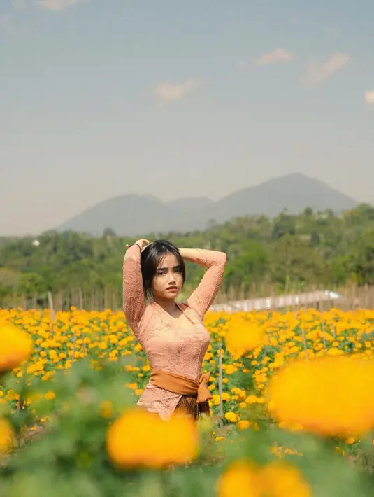 Fuji memadukan penampilannya dengan kain batik cokelat gelap sebagai rok dan selendang cokelat yang senada, yang diikatkanya di bagian pinggang. [Foto: Instagram/fuji_an]