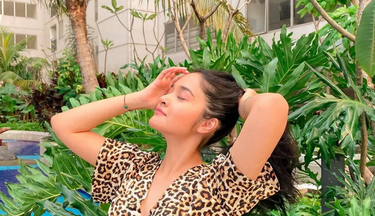 Sebagai seorang seleb, sosoknya yang berparas bak aktris Bollywood ini pun kerap tampil menawan dengan paras cantiknya. Beberapa kali posenya yang diunggah dalam media sosial Instagramnya pun kerap menuai banyak pujian dari netizen. (Liputan6.com/IG/@jasmineelfirabs)