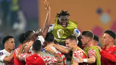 Para pemain Swiss bereaksi pada akhir pertandingan sepak bola Grup G Piala Dunia 2022 melawan Serbia di Stadion 974, Doha, Qatar, Sabtu (3/12/2022). Swiss melaju ke babak 16 besar Piala Dunia 2022 setelah mengalahkan Serbia dengan skor 3-2. (AP Photo/Ebrahim Noroozi)