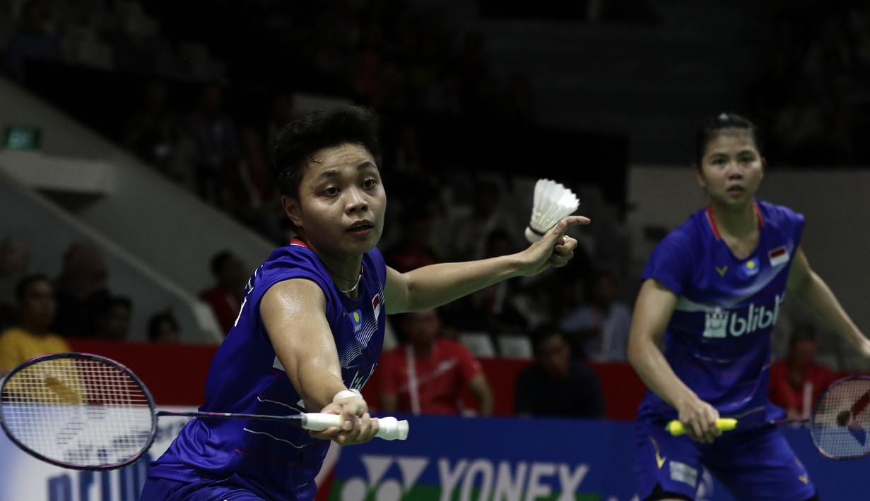 Ganda putri Indonesia, Greysia Polii/Apriyani Rahayu, merayakan kemenangan atas ganda Jepang, Nami Matsuyama/Chiharu Shida, pada laga Indonesia Masters 2020 di Istora Senayan, Jakarta, Jumat (17/1). Greysia/Apriyani menang 21-15 dan 21-16. (Bola.com/Yoppy Renato)