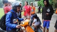 Bambang Pamungkas naik skuter menuju tempat latihan tim Persija Jakarta, Lapangan Villa 2000, Pamulang, Tangerang Selatan. (Bola.com/Gerry Anugrah Putra)