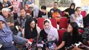 Raut muka kesedihan Cut Keke nampak terlihat saat di rumah duka Renita Sukardi di Kawasan Pondok Kelapa, Jakarta Timur pada Senin (10/4). (Nurwahyunan/Bintang.com)