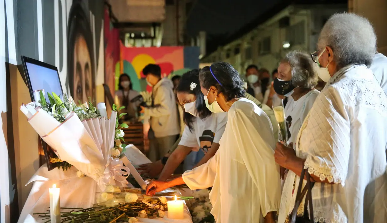 Tabur bunga mengenang 1th kepergian alm. Glenn Fredly oleh para keluarga dan kerabat di M Bloc. adrian.putra /fimela.