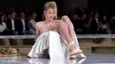 Seorang model jatuh terduduk saat memperagakan busana karya desainer Toni Maticevski di catwalk Fashion Week Australia di Sydney, Minggu (15/5). Model cantik itu langsung berdiri kembali dan melanjutkan acara tersebut. (William WEST/AFP)