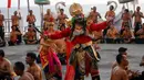 Kecak adalah seni tari yang berasal dari Bali. Seni tari Kecak ditampilkan oleh puluhan penari laki-laki yang duduk berbaris dengan pola melingkar dan dengan irama tertentu sambil menyerukan "cak, cak, cak" serta mengangkat kedua lengan. (David GANNON/AFP)