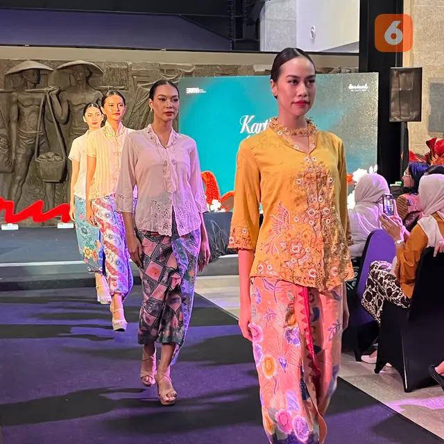 Lenggak-lenggok Kartini di Sarinah, Pamerkan Busana Kebaya dengan Keanggunan. (Dok: Liputan6.com/dyah)