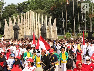 Suasana kegiatan Napak Tilas Proklamasi di Tugu Proklamasi, Jakarta, Kamis (16/8). Acara tersebut diadakan dalam rangka menyambut HUT RI yang diikuti oleh masyarakat dari beragam latar belakang. (Liputan6.com/Immanuel Antonius)