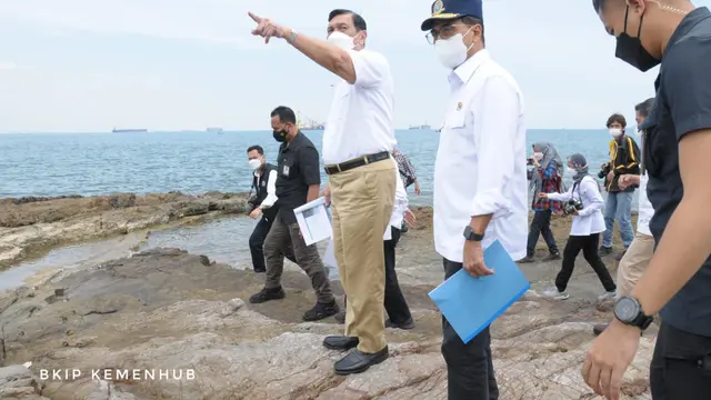 Menteri Perhubungan Budi Karya Sumadi mendampingi Menteri Koordinator Bidang Kemaritiman dan Investasi Luhut Binsar Pandjaitan, pada Senin (24/1), meninjau kawasan Tanjung Pinggir, Kota Batam, Provinsi Kepulauan Riau.