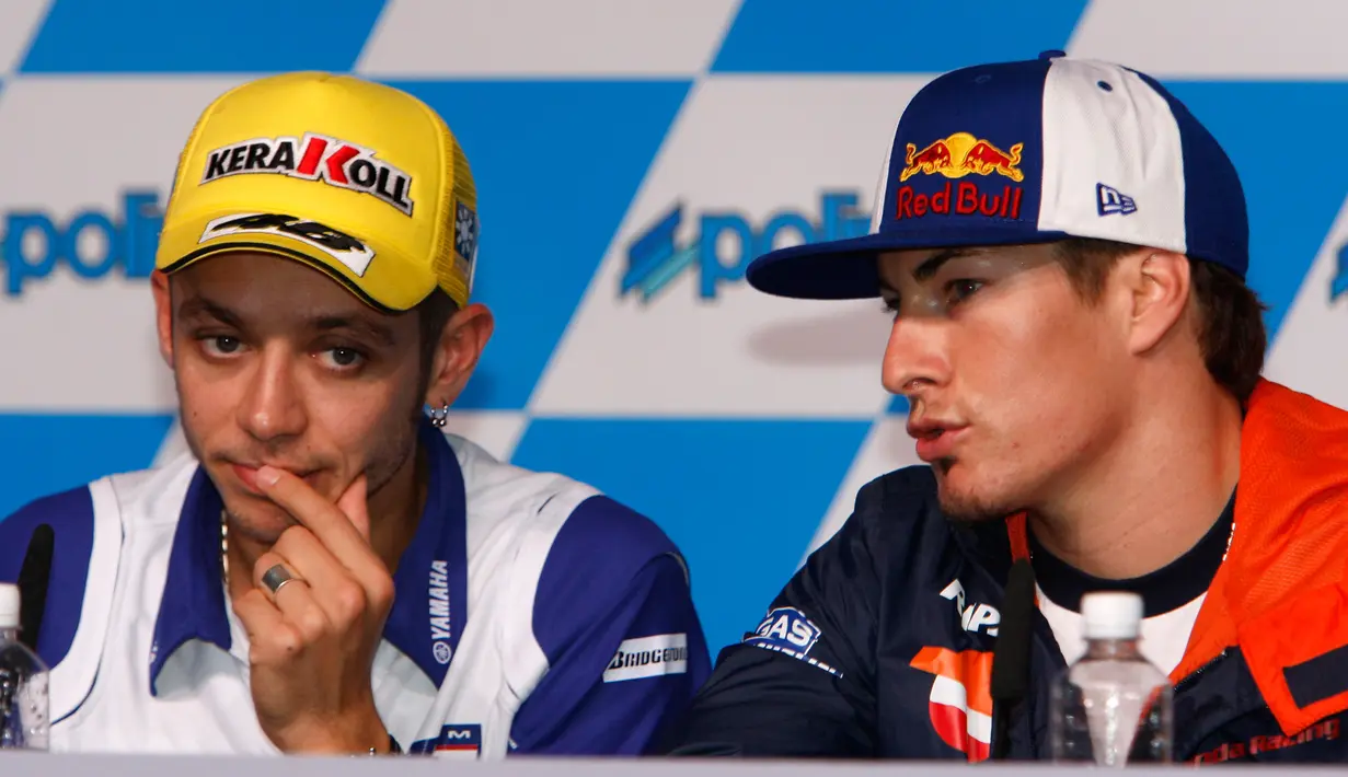 Valentino Rossi (kiri) dan Nicky Hayden saat jumpa pers jelang Grand Prix Malaysia di Sirkuit Internasional Sepang, Kamis (16/10/2008). (AP Photo / Vincent Thian)