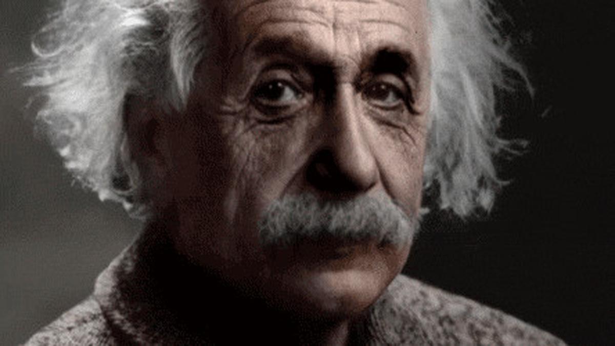 Pada saat diberikan tawaran tersebut usia&nbsp;Einstein&nbsp;sudah memasuki lansia, yakni 73 tahun. Dengan segala pencapaian dan juga penemuan yang berhasil ia temukan sudah pasti menarik perhatian pemerintah Israel.&nbsp;