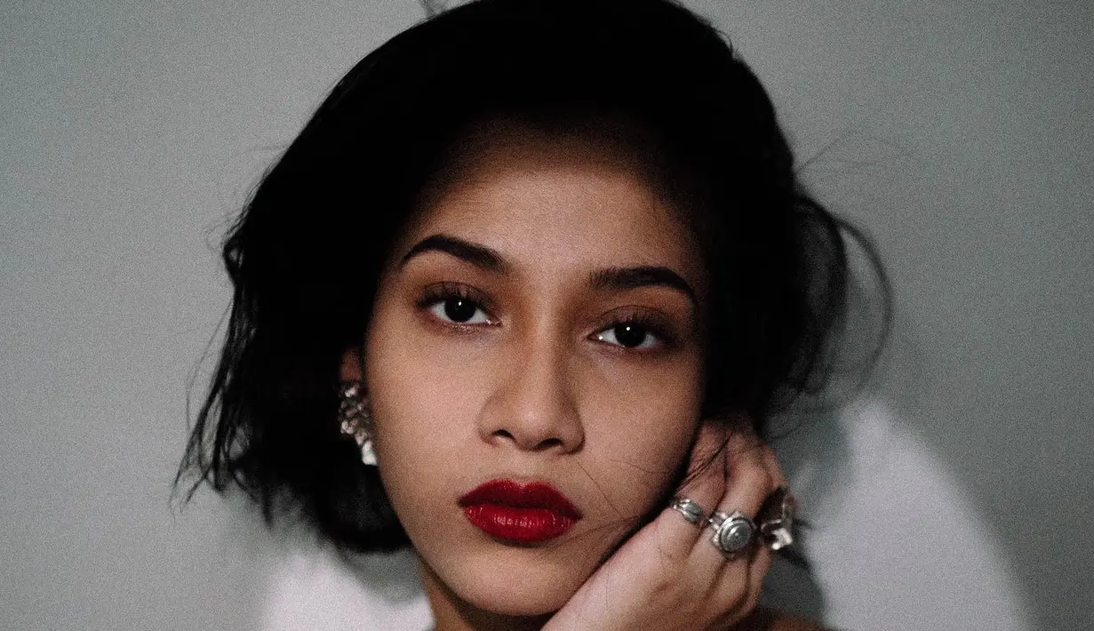 <p>Potongan rambut asimetris dalam gaya bob dan pixie bisa kita temukan dalam album foto di akun Instagram resmi Aghniny Haque yang bisa jadi inspirasi (Foto: Instagram @aghninyhaque)</p>