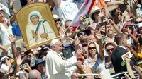Paus Fransiskus menyapa jemaah seusai Kanonisasi Bunda Teresa di St. Peter, Vatikan, Minggu (4/9). Paus Fransiskus, secara resmi menobatkan Bunda Teresa sebagai santa atau orang suci terkait kerja kemanusiaannya di Kalkuta, India. (Andreas Solaro/AFP)