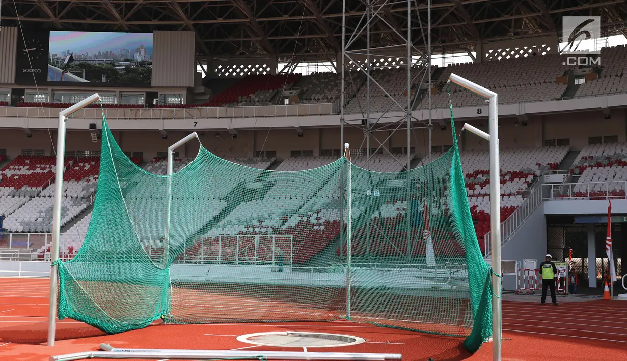 Pekerja berada di area proyek renovasi Stadion Utama Gelora Bung Karno, Jakarta, Kamis (23/11). Saat ini progres penyelesaian untuk renovasi venue olahraga untuk Asian Games 2018 di kawasan GBK sudah 87,27 persen. (Liputan6.com/Angga Yuniar)