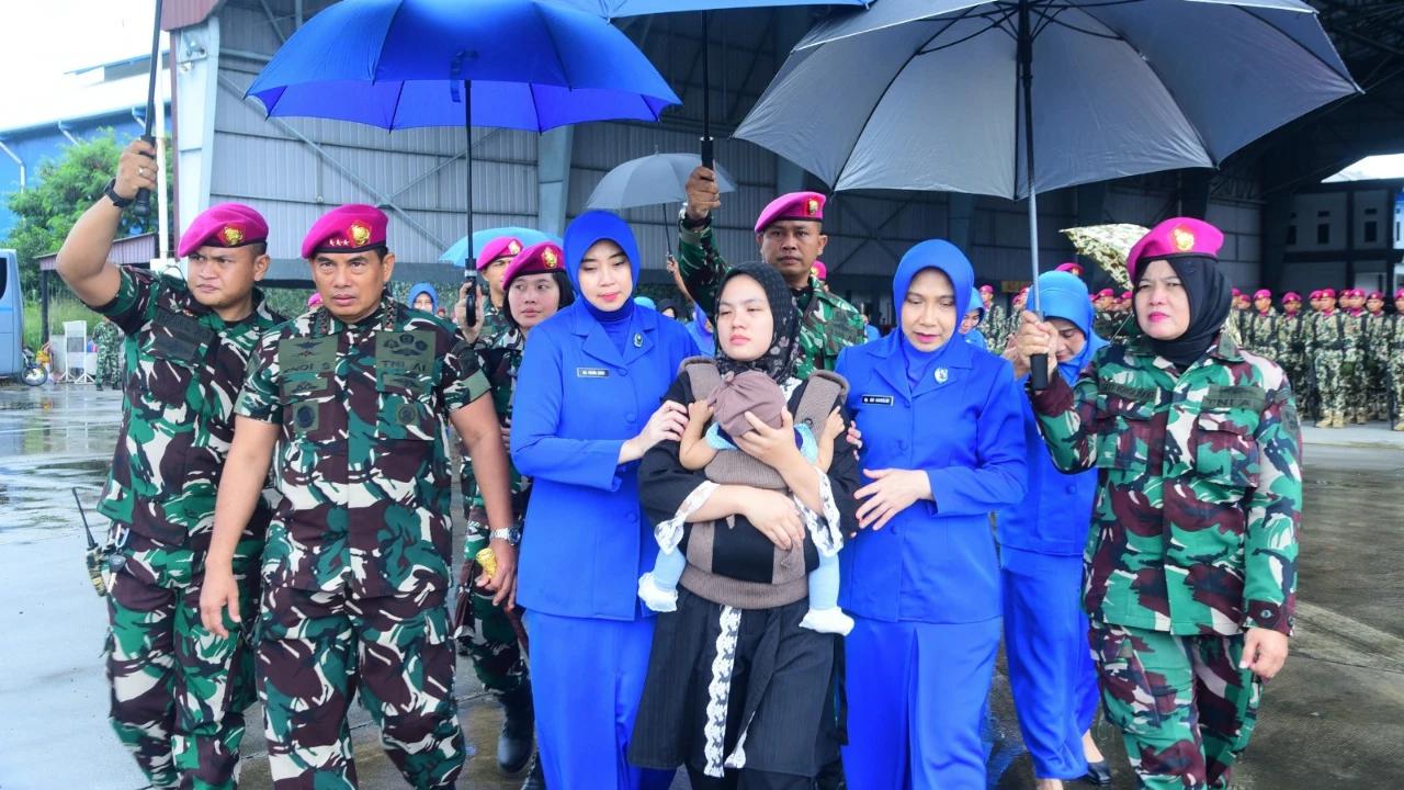 FOTO: Pelepasan Jenazah Dua Prajurit Marinir Korban Longsor Bandung