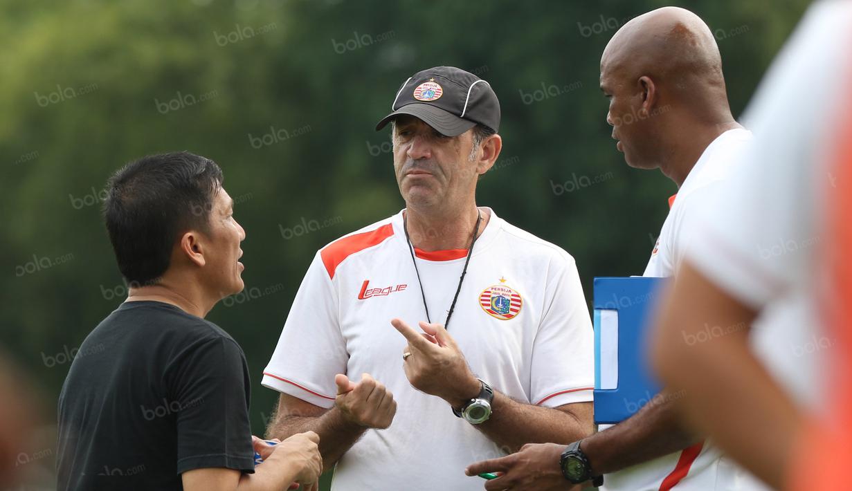Pelatih Persija Jakarta, Paulo Camargo, berdiskusi dengan Presiden Persija, Ferry Paulus, saat laga uji coba melawan Villa 2000 di Lapangan POR Pelita Jaya, Sawangan, Sabtu (23/4/2016). (Bola.com/Nicklas Hanoatubun)