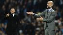 Pelatih Manchester City, Pep Guardiola, memberikan arahan kepada anak asuhnya saat melawan Barcelona pada laga Liga Champions di Stadion Ettihad, Inggris, Selasa (1/11/2016). City menang 3-1 atas Barcelona. (AFP/Oli Scarff)
