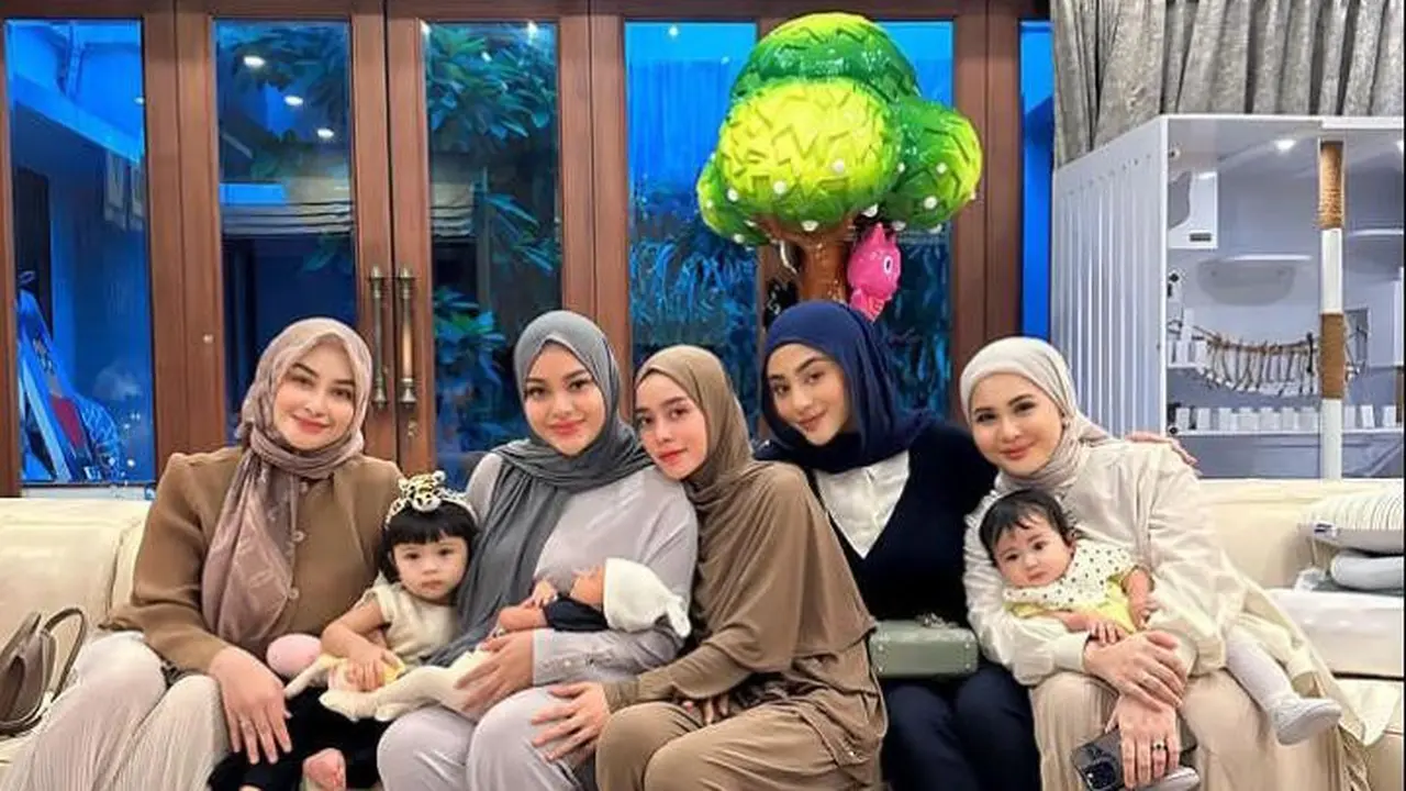 Potret Aurel bersama geng mamayu (Sumber: Instagram/@aurelie.hermansyah) Potret Aurel bersama geng mamayu (Sumber: Instagram/@aurelie.hermansyah) Potret Aurel bersama geng mamayu (Sumber: Instagram/@aurelie.hermansyah)