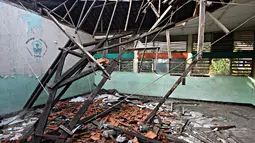 Ruang kelas yang rusak di SDN Klender 15, Jakarta Timur, Rabu (18/11/2015). Gedung sekolah yang dibangun tahun 1978 tersebut telah rusak dan terbengkalai selama tiga tahun. (Liputan6.com/Immanuel Antonius)