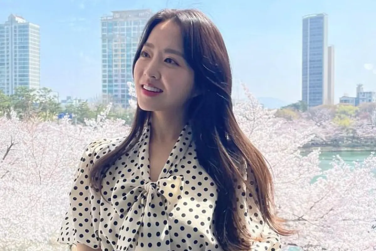 Park Bo Young memakai busana polkadot