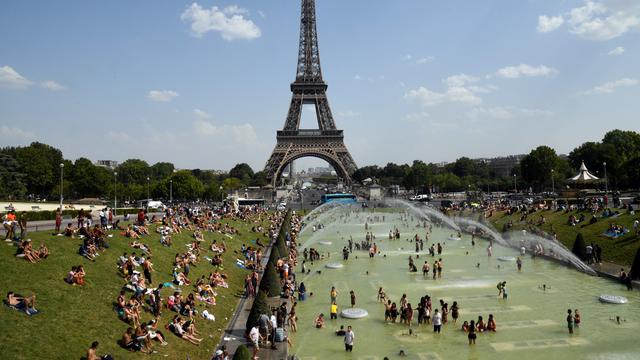 Berkenalan Dengan Taman Trocadero Tempat Wisatawan Mandi