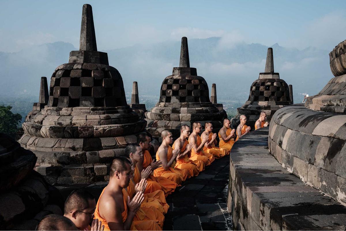 FOTO: Khidmat Puja Bakti Doa Biksu di Candi Borobudur