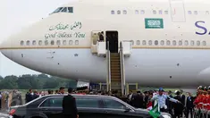 Pesawat Kerajaan yang membawa Raja Arab Saudi Salman bin Abdulaziz al-Saud saat tiba di Bandara Halim Perdanakusuma, Rabu (3/1). Sebanyak tujuh unit pesawat membawa rombongan Raja Salman. (Liputan6.com/Fery Pradolo)