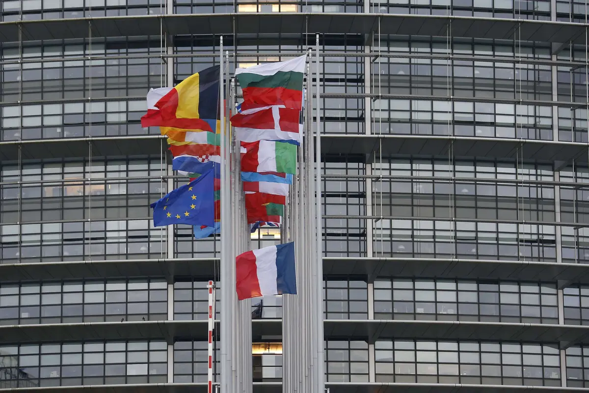 Bendera setengah tiang untuk korban penembakan di kantor Majalan Charlie Hebdo. (Reuters)