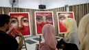 Orang-orang mengunjungi pameran seniman Palestina Kholoud al-Dasooqi di Gaza City, 11 Agustus 2020. Seniman Palestina asal Kota Khan Younis di Jalur Gaza itu menggelar pameran selama dua hari untuk mengungkap kekerasan terhadap perempuan melalui puluhan lukisan. (Xinhua/Rizek Abdeljawad)