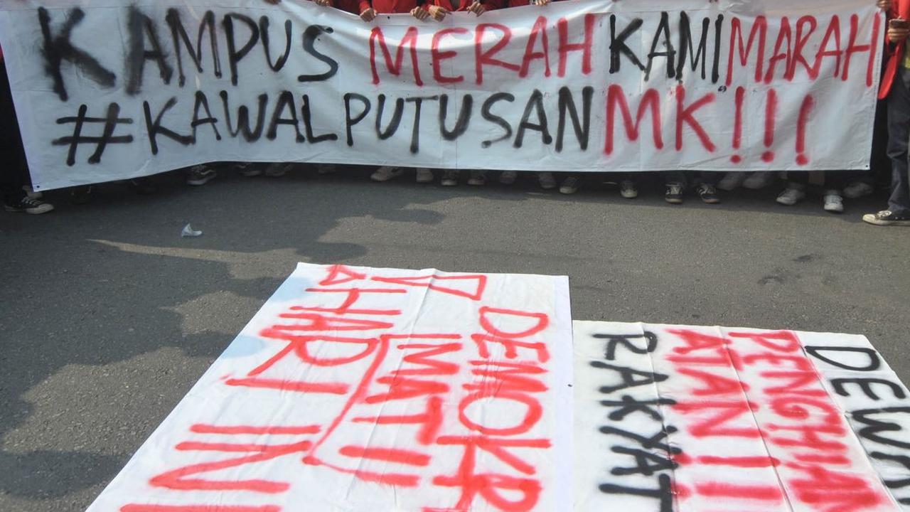 Sejumlah mahasiswa membentangkan spanduk kritikan saat berunjuk rasa di depan Kantor Komisi Pemilihan Umum (KPU) RI, Jakarta, Jumat (23/8/2024). Sehari setelah Gedung DPR, kini giliran Kantor KPU yang dikepung massa demonstran dari berbagai elemen masyara