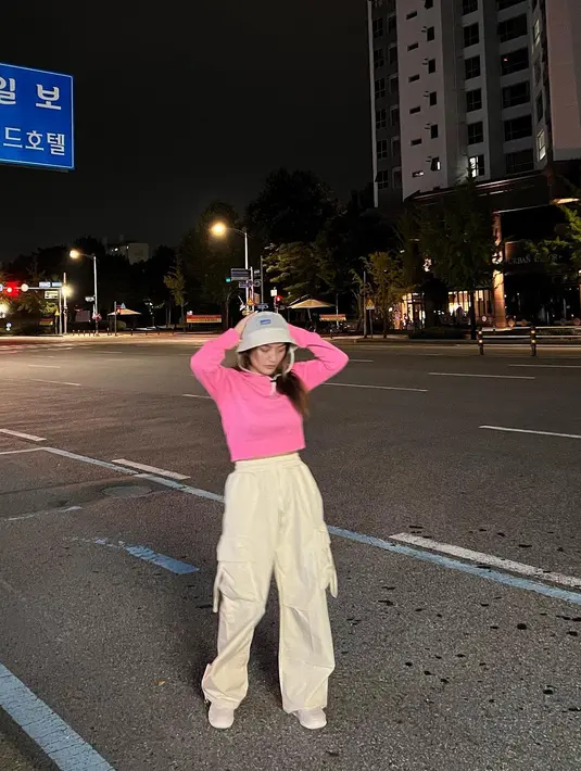 Setelah kelahiran baby Xarena Maret 2022 lalu, perempuan biasa disapa Sibad itu melakukan diet. secara perlahan, Sibad kini sudah mencapai berat badan ideal.  [Instagram/sitibadriahh]