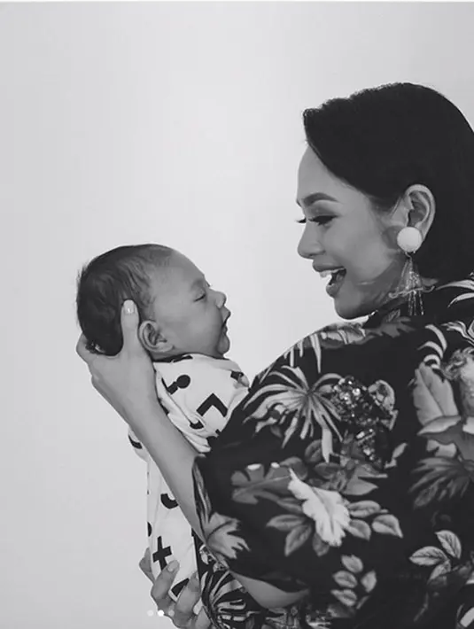 "Tadi Bude Dotty menyentuh kepala Kawa sebagai tadahan, Kawa dikasih kepercayaan untuk menggerakkan kaki dan menyeimbangkan badannya sendiri secara naluriah," lanjutnya sebagai keterangan video. (Instagram/andienippekawa)