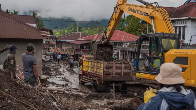 Alat berat membersihkan lumpur sisa banjir di Sumbar. (Liputan6.com)