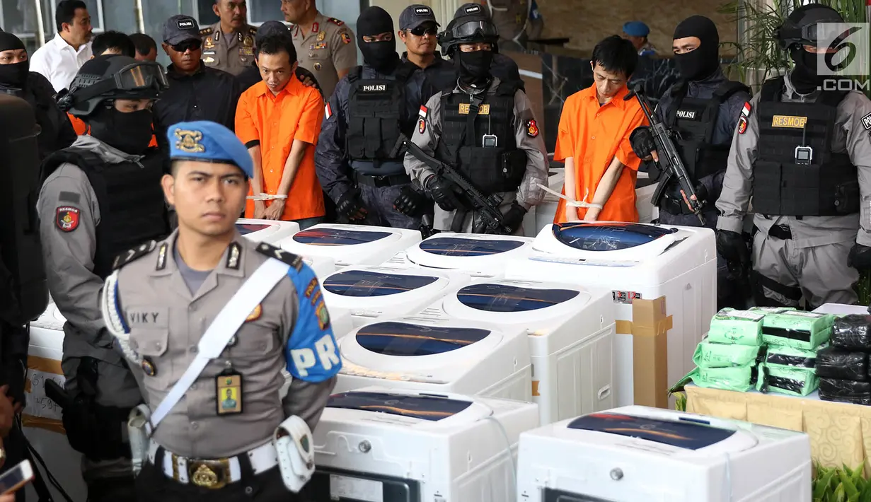Barang bukti kasus penyelundupan narkoba asal Malaysia di Polda Metro Jaya, Jakarta, Senin (12/2). Narkoba jenis sabu dan ekstasi tersebut diselundupakan dengan dimasukkan ke dalam 12 mesin cuci. (Liputan6.com/Immanuel Antonius)