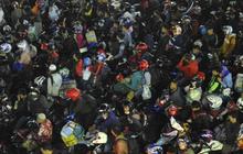 Tengah malam, ratusan pemudik motor padati Pelabuhan Merak