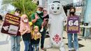 La'eeb mendapat sambutan hangat dari para pengunjung Depok Town Square, yang didominasi para anggota keluarga yang tengah berakhir pekan. Momen ini tentu tak boleh disia-siakan dengan mengajak La'eeb untuk berfoto bareng. (Procomm Surya Citra Media)