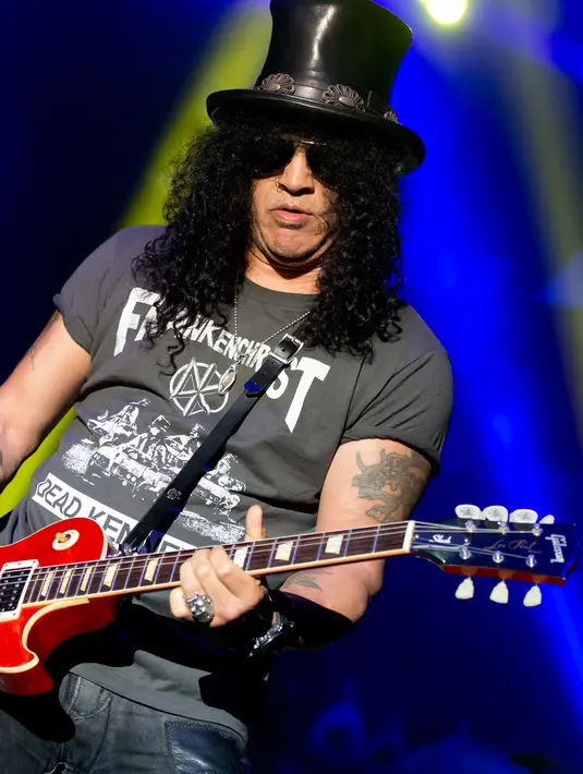 Slash bersama Myles Kennedy dan The Conpirators akan menjadi pengisi acara utama festival musik rock dan olahraga dimanamereka juga akan mempromosikan album baru mereka ‘World on Fire’. (Bintang/EPA)