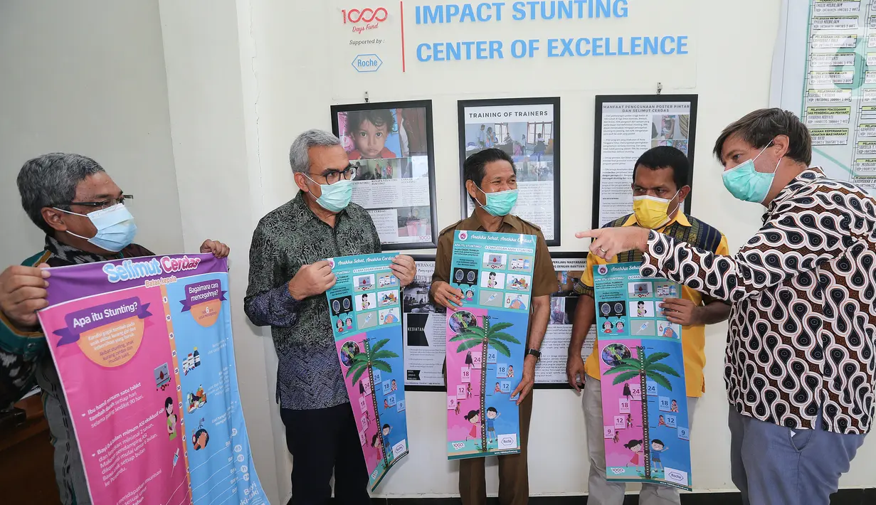 Ka.Puslitbang Kemenkes Doddy Izwardy, Presdir Roche Indonesia Ait-Allah Mejri, Bupati Manggarai Barat Agustinus Ch. Dula, Wakil Komisi IX DPR Melkiades Laka Lena dan Lead Strategist 1000 Days Fund Zack Peterson, saat peresmian Stunting CoE di Puskesmas Labuan Bajo (23/11/2020). (Liputan6.com/HO)