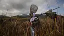 Penduduk desa tiba membawa peralatan memancing untuk mencari ikan sebagai bagian dari perayaan Bhogali Bihu di desa Panbari, sekitar 50 km timur Gauhati, India, Kamis (13/1/2022). "Bhogali Bihu" menandai berakhirnya musim panen di timur laut negara bagian Assam. (AP Photo/Anupam Nath)