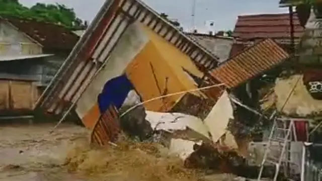 Rumah Ambrol di pinggir Sungai Kalillo akibat tergeris air (Istimewa)