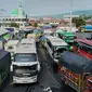 Antrean Kendaraan di Pelabuhan Ketapang menunggu giliran masuk ke dalam kapal. (Hermawan Arifianto/Liputan6.com)